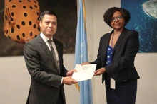 L'ambassadeur Dang Hoang Giang, Représentant permanent du Vietnam auprès des Nations Unies, présente la Soumission du Vietnam sur les limites du plateau continental élargi au-delà de 200 milles marins concernant la zone centrale de la Mer Orientale à une représentante de la Commission des limites du plateau continental. Photo : VNA.