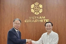 Le PDG de DA Technology, Lee Sang-hwa (gauche) et le président de VGG, Nguyen Duc Luong signent un accord de coopération. Photo : DA Technologie