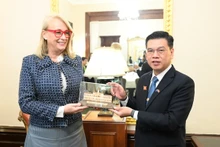 Le vice-président du Conseil populaire de Hô Chi Minh-Ville, Nguyên Van Dung, offre un cadeau à la maire de Melbourne, Sally Capp. Photo : Saigongiaiphong.vn