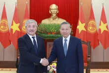 Le secrétaire général du Comité central du Parti communiste du Vietnam (PCV) Tô Lâm (droite) et le Premier ministre kirghize Adylbek Kasymaliev. Photo : VNA. 