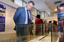 Un visiteur étranger à l'exposition. Photo: VNA