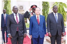  L’ambassadeur du Vietnam en Égypte et au Soudan du Sud, Nguyên Huy Dung (au milieu). Photo : VNA.