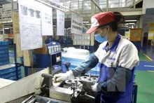 Production dans la société Exedy Vietnam implantée dans la zone industrielle de Khai Quang, province de Vinh Phuc (Nord). Photo: VNA