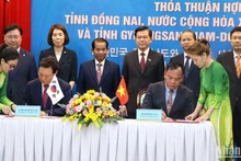 Le président par intérim du Comité populaire provincial Vo Tan Duc et le gouverneur de la province de Gyeongnam Park Wan Soo ont signé un accord de coopération entre les deux provinces. Photo : NDEL.