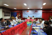 Entretien entre le gouverneur de la province lao de Sékong, Leklay Sivilay, et entreprises de Quang Nam. Photo : thoidai.com.vn