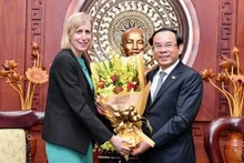 Nguyên Van Nên, secrétaire du Comité du Parti de Hô Chi Minh-Ville et la nouvelle consule générale des États-Unis, Susan Burns. Photo : VNA