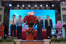 Un représentant de l’Union des organisations d’amitié de la province de Hai Duong offre des fleurs pour féliciter la Conférence. Photo : Centre de coopération Vietnam - Russie