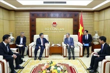 Le ministre de la Sécurité publique, le général Tô Lâm (à droite), reçoit Shimizu Akira (gauche), ancien représentant en chef de la JICA au Vietnam. Photo : VNA.