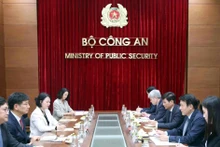 Le ministre de la Sécurité publique, Luong Tam Quang, recevant le directeur général de Samsung Vietnam, Na Ki Hong, à Hanoi, le 5 mars. Photo : VNA. 