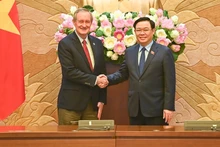 Le Président de l’Assemblée nationale vietnamienne, Vuong Dinh Huê (à droite) et le sénateur Mike Carpo, en visite de travail au Vietnam. Photo : NDEL.