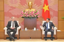 Le président de la Commission des Relations extérieures de l’Assemblée nationale vietnamienne, Vu Hai Hà (à droite), et l’ambassadeur d’Israël au Vietnam, Yaron Mayer. Photo : quochoi.vn