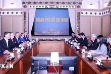 Le vice-président du Comité populaire de Hô Chi Minh-Ville, Vo Van Hoan recevant l’ancien vice-chancelier, ancien ministre de la Santé et ministre de l’Économie et de la Technologie d’Allemagne, Philipp Rösler. Photo : VNA.
