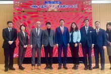L'ambassadeur Pham Quang Hiêu, le gouverneur de Gunma et les délégués ont pris des photos souvenirs lors de la cérémonie d'ouverture. Photo : baoquocte.