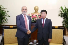 Le vice-ministre des Affaires étrangères, Nguyen Manh Cuong, accueille Taylan Coskun, membre du Bureau politique du Parti communiste français. Photo : Thanh Long. 