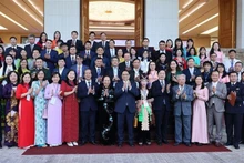 Le Premier ministre Pham Minh Chinh, des enseignants et des administrateurs pédagogiques exemplaires. Photo : VNA.