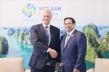 Le Premier ministre Pham Minh Chinh (à droite) et le directeur général du groupe Standard Chartered Bill Winters. Photo : VNA.