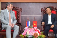 Le rédacteur en chef adjoint du journal, Dinh Nhu Hoan, et le chef adjoint de la Commission des relations extérieures de Saint-Pétersbourg, Kalganov Viacheslav Gennadievich. 