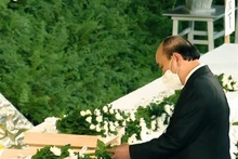 Le Président Nguyên Xuân Phuc dépose des fleurs en commémoration de l’ancien Premier ministre japonais Abe Shinzo. Photo: VNA
