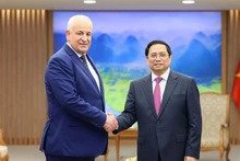 Le Premier ministre Pham Minh Chinh (à droite) et le ministre palestinien de l'Intérieur Ziad Hab Al-Reeh. Photo: VNA
