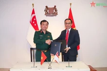 Le général de corps d’armée Hoàng Xuân Chiên, vice-ministre vietnamien de la Défense, et Chan Heng Kee, secrétaire permanent à la Défense de Singapour. Photo : QDND.