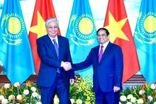 Le Premier ministre vietnamien, Pham Minh Chinh (à droite) et le Président du Kazakhstan, Kassym-Jomart Tokaïev. Photo : NDEL.