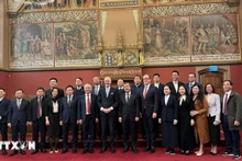 La délégation de la province de Thai Binh rend une visite de courtoisie au gouverneur de la province de Frise, Arno Brok. Photo: VNA