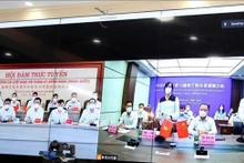 Entretien virtuel entre les responsables de Mong Cai et de Dongxing. Photo: VNA