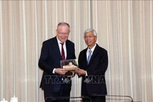 Le vice-président du Comité populaire de Hô Chi Minh-Ville, Vo Van Hoan (droite) et le Premier ministre de la Basse-Saxe, Stephan Weil. Photo : VNA