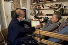 L'ambassadeur du Vietnam en France, Dinh Toàn Thang, a rendu visite le 7 décembre, à Paris, à Mme Madeleine Riffaud, une soldate révolutionnaire française et ancienne journaliste du journal français l'Humanité, une amie proche du peuple vietnamien. Photo : VNA.