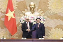 Le secrétaire général de l’Assemblée nationale et président du Bureau de l’Assemblée nationale, Bui Van Cuong (droite), et le secrétaire général de la Chambre des représentants du Maroc et président de l'ASGP, Najib El Khadi. Photo : VNA.