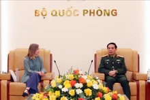 Le général Phan Van Giang, ministre de la Défense (droite) reçoit à Hanoi Stefanie Beck, vice-ministre canadienne de la Défense, à l'occasion de sa visite au Vietnam pour coprésider le 3ᵉ Dialogue sur la politique de défense Vietnam - Canada. 
