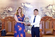 Le vice-président de la Commission de la sensibilisation, de l’éducation et de la mobilisation des masses du Comité central du Parti, Vu Thanh Mai (à droite) et la représentante de l’UNICEF au Vietnam, Silvia Danailov. Photo: VNA 