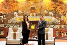 Le président du Comité populaire de la ville de Hanoï, Trân Sy Thanh, et la maire d’Oakland, Sheng Thao. Photo : Hanoimoi.vn