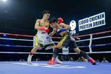 Le boxeur Nguyên Ngoc Hai (en gant rouge) aux prises avec le Thaïlandais Campee Phayom. Photo : VNA.