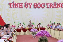 Le Président de l’Assemblée nationale Vuong Dinh Huê à la séance de travail avec le Comité permanent du Comité provincial du Parti de Soc Trang. Photo : VNA