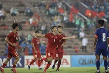 Huynh Van Danh (n°14) fête son but lors d'un match du Groupe F contre le Népal lors des éliminatoires de la Coupe d'Asie des moins de 17 ans de l'AFC 2023 au stade de Viet Tri, le 7 octobre. Photo : VNA