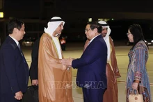 Le Premier ministre Pham Minh Chinh, son épouse et une délégation vietnamienne sont arrivés à l'aéroport international Al Maktoum à Dubaï. Photo : VNA.