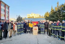 La mission de sauvetage international du ministère de la Sécurité publique remet deux tonnes de à l'organisme public turc de gestion des catastrophes AFAD. Photo : VNA.