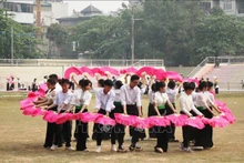 Plus de 2.000 personnes participent à une danse xoè. Photo : VNA.