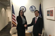Le vice-ministre vietnamien des Affaires étrangères, Hà Kim Ngoc, et la secrétaire d’État adjointe aux affaires de politique et de défense, Jessica Lewis. Photo : VNA.