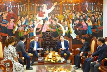 Le vice-président du Comité populaire de la province de Gia Lai, Nguyên Tuân Anh a reçu une délégation de travail de l'AFD au Vietnam dirigée par le directeur Hervé Conan. Photo : baogialai