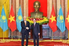 Le Président vietnamien, Vo Van Thuong (à droite), et le Président du Kazakhstan, Kassym-Jomart Tokayev. Photo : NDEL.
