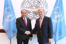 Le Président Nguyên Xuân Phuc (gauche) et le Secrétaire général de l'ONU, António Guterres.