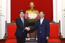 Trân Tuân Anh (droite), membre du Bureau politique, président de la Commission économique du Comité central du Parti, et Hayashi Nobumitsu, gouverneur de la JBIC. Photo : VNA. 