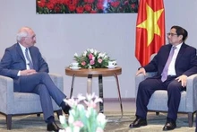 Le Premier ministre Pham Minh Chinh et le président de l’Association des entreprises néerlandaises au Vietnam (DBAV) Joost Vrancken Peeters. Photo : VNA.