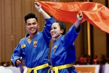 Nguyen Thi Hoai Nuong et Nguyen Hoang Du ont remporté une médaille d'or pour le Vietnam lors de l'épreuve d'autodéfense féminine de Vovinam. Photo : VNA