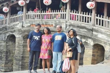 Des touristes indiens visitent l'ancienne ville de Hoi An. Photo: baoquangnam 