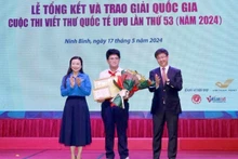 Nguyên Dô Quang Minh (Centre) a dépassé 1,5 millions d’élèves en lice pour remporter l’épreuve nationale du 53e concours de compositions épistolaires pour les jeunes de l’Union postale universelle (UPU) en 2024. Photo : NDEL
