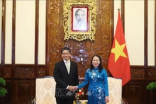 La présidente par intérim Vo Thi Anh Xuân serre la main du nouvel ambassadeur du Japon au Vietnam, Ito Naoki, à Hanoi, le 17 mai. Photo: VNA