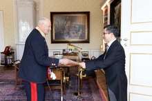 L’ambassadeur vietnamien, Dinh Nho Hung, a présenté ses lettres de créance au Roi Harald V de Norvège. Photo : Baoquocte.